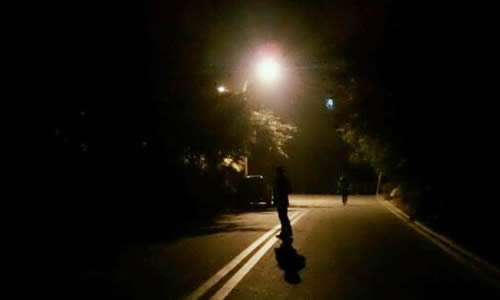 走夜路开车看到路边有两只雪白的兔子嬉戏有什么讲究?