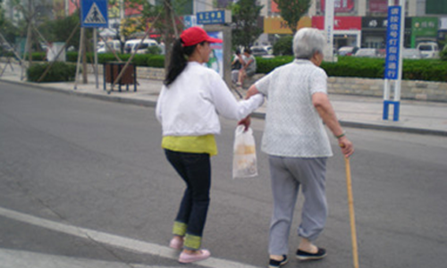 扶老奶奶过马路简笔画_扶老奶奶过马路简笔画画法