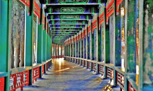 在北京的颐和园里,最著名的景致要属长廊了.