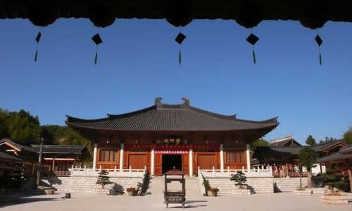 过了小桥,就看见了三峰寺的大门,上面写着"三峰禅寺"四个大字.