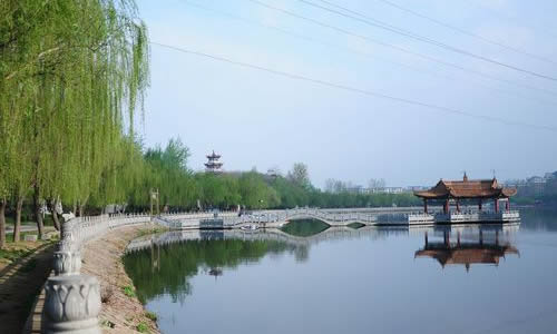 郑风苑地处新郑,是这里的著名景点.